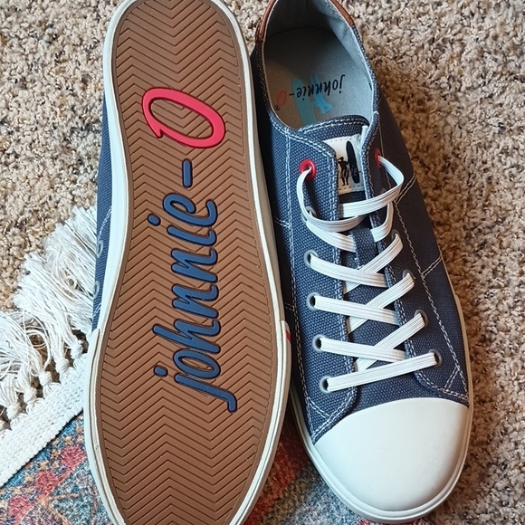 johnnie-O Men's Navy and White Sneakers NWOT - Picture 2 of 2